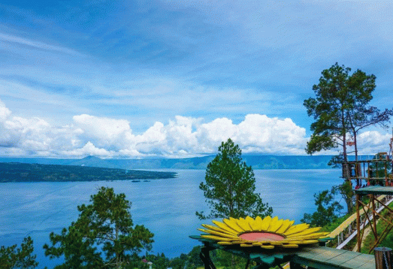 Melihat Pesona Danau Toba dari Bukit Simarjarunjung