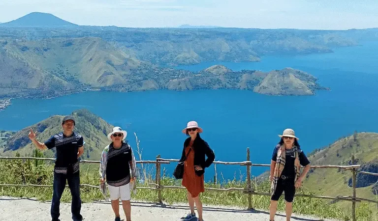 Group vs Private Tour Danau Toba | Semua Private Tour Aulia Travel